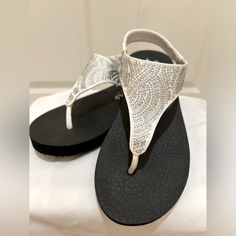 Skechers Yoga Foam Thong Sandle. Size 5. Like new.
